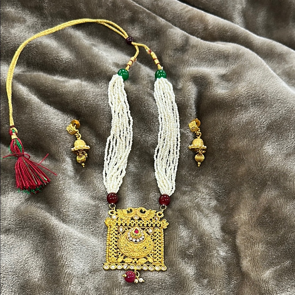 Elegant Gold and White Necklace Set